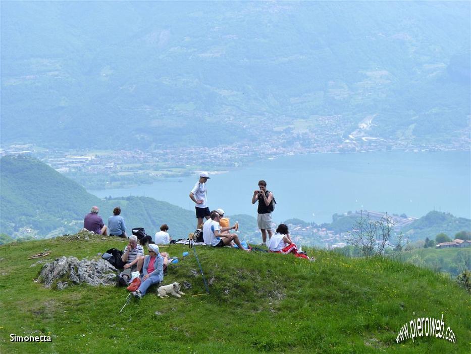 26 Veduta del lago d'Iseo dalla Malga...purtroppo tra la foschia.JPG